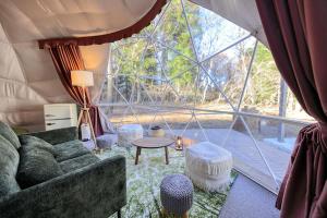 - soggiorno con divano in tenda di HOSHIFULL DOME FUJI a Fujikawaguchiko