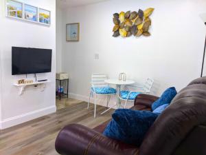 a living room with a couch and a table with chairs at Summer Breezes in Holiday +36 photos