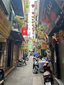 un vicolo con moto parcheggiate in una strada di città di Fortune Homestay a Hanoi