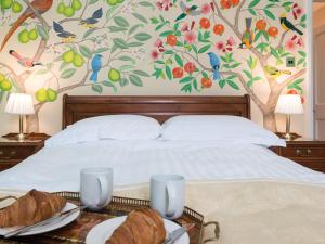 1 dormitorio con 1 cama con pared de flores en The Counting House, en Wirksworth