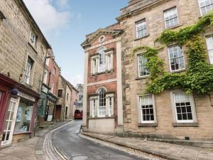 uma rua vazia num antigo edifício de pedra em The Counting House em Wirksworth