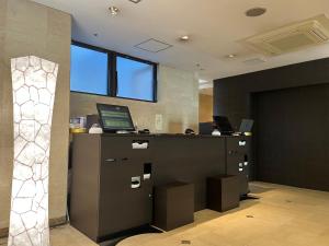 een bureau met een computer bij Plaza Hotel Tenjin in Fukuoka