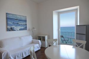 チェファルにあるAppartamenti Giudecca - by Vacation Serviceのリビングルーム(白いソファ、テーブル付)