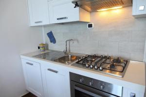 O bucătărie sau chicinetă la Appartamenti Giudecca - by Vacation Service