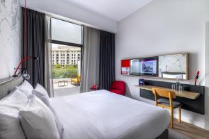 Postel nebo postele na pokoji v ubytování Ink Hotel