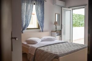 A bed or beds in a room at traditional suburbs maisonette