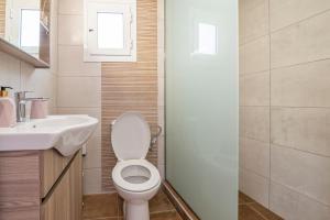 A bathroom at traditional suburbs maisonette