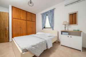 A bed or beds in a room at traditional suburbs maisonette
