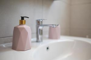 A bathroom at traditional suburbs maisonette Még 32 kép