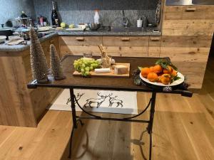 una mesa con frutas y verduras en ella en una cocina en Comodità e natura, en Courmayeur