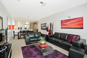 uma sala de estar com um sofá e uma mesa em 25 The Breeze - unit 25 at nr 2-5 Flinders Pde, Victor Harbor em Victor Harbor