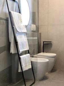 LAUS VIA SPARANO APP.2- LUX & DESIGN NEW! في باري: منشفه في الحمام مع مرحاض ومرآة