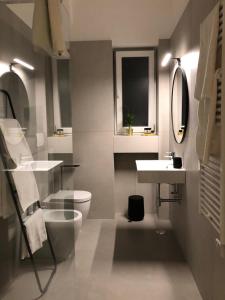 LAUS VIA SPARANO APP.2- LUX & DESIGN NEW! في باري: حمام ابيض مع مرحاض ومغسلة
