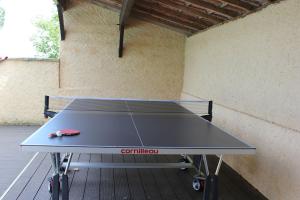 eine Tischtennisplatte in einem Zimmer in der Unterkunft Le Cireysou - Secluded farmhouse with large private pool and grounds in Saint-Germain-et-Mons