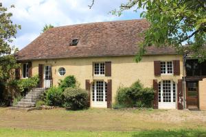 ein altes Haus mit braunem Dach in der Unterkunft Le Cireysou - Secluded farmhouse with large private pool and grounds in Saint-Germain-et-Mons