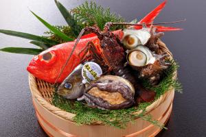 a basket filled with different types of seafood at Uminoniwa in Kamogawa