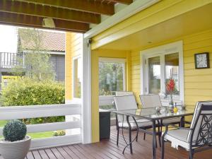 een patio met een tafel en stoelen op een veranda bij Pine View in Belton