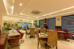 Restauracja lub miejsce do jedzenia w obiekcie The Vegas By De Pavilion, Delhi Airport