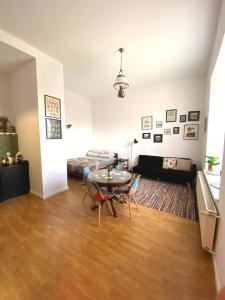 a living room with a table and a bed at Apartament pod Tężnią II in Głuchołazy