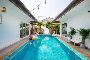 Bazén v ubytování Sorrento Pool Villa Bang Lamung Pattaya nebo v jeho okolí