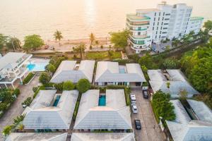 - une vue aérienne sur une rangée de maisons à côté de la plage dans l'établissement Private Pool Villa•4BR•PATTAYA, à Ban Rong Po