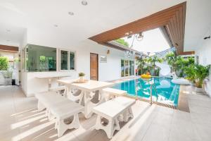 Bazén v ubytování Sorrento Pool Villa Bang Lamung Pattaya nebo v jeho okolí