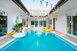 Bazén v ubytování Sorrento Pool Villa Bang Lamung Pattaya nebo v jeho okolí