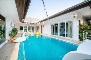 Bazén v ubytování Sorrento Pool Villa Bang Lamung Pattaya nebo v jeho okolí