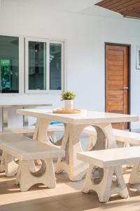 - une table de pique-nique et des bancs dans une pièce dans l'établissement Private Pool Villa•4BR•PATTAYA, à Ban Rong Po