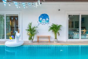 Bazén v ubytování Sorrento Pool Villa Bang Lamung Pattaya nebo v jeho okolí