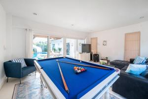 TV a/nebo společenská místnost v ubytování Sorrento Pool Villa Bang Lamung Pattaya