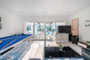 TV a/nebo společenská místnost v ubytování Sorrento Pool Villa Bang Lamung Pattaya