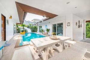 Bazén v ubytování Sorrento Pool Villa Bang Lamung Pattaya nebo v jeho okolí