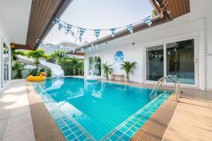 Bazén v ubytování Sorrento Pool Villa Bang Lamung Pattaya nebo v jeho okolí