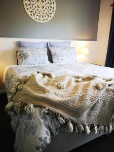 Postel nebo postele na pokoji v ubytování Hilltop Haven