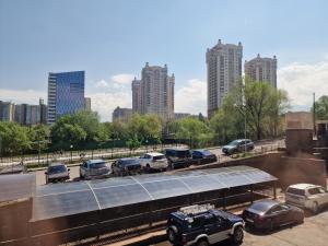 un aparcamiento con coches aparcados en la autopista en Apart Hotel LOFT en Almaty