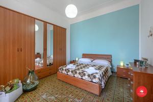 1 dormitorio con 1 cama y vestidor en Sea View Escape La Spezia - Cadimare, en La Spezia