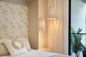 1 dormitorio con 1 cama, 2 lámparas y ventana en Luxury Golf Stay and Play, en Peregian Springs