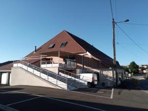 una furgoneta blanca estacionada fuera de un edificio en grand appartement privé neuf avec loggia en Orchamps-Vennes