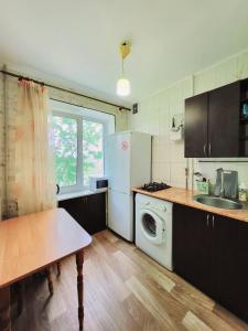 Kuchyň nebo kuchyňský kout v ubytování Квартира в центрі Драгоманова 64,поряд центр міста, Поля,шпиталь, швидка на Антоновича, 16лікарня