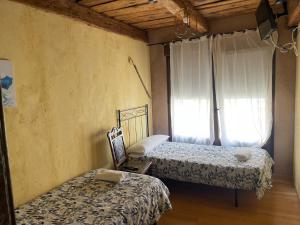 Albergue hostal Sahagún房間的床