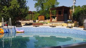 una piscina en un patio trasero con piscina en Agriturismo Tre Casali, en Arpino