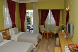 TV a/nebo společenská místnost v ubytování Hotel Doruk