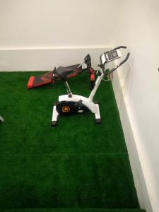 Morak homes - Smart luxury 4-bed with private swimming pool, PS5, snooker, mini gym in reserved secured estate 피트니스 센터 또는 시설