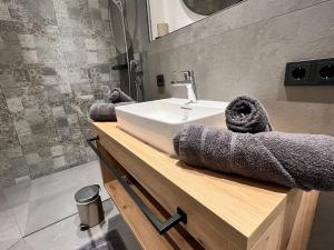 Un baño con lavabo y toallas en un mostrador. en Apartment in Sölden near Ski Lift, en Sölden 31 fotos más