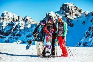un groupe de trois personnes debout sur une montagne enneigée dans l'établissement Holiday flat, Axams, à Innsbruck