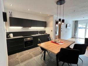 Una cocina con una mesa de madera y un comedor. en Apartment in Sölden near Ski Lift, en Sölden