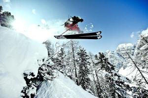 una persona volando por el aire mientras monta esquís en Apartments home Bergbauernhof Wallnöfer, Mieming en Mieming