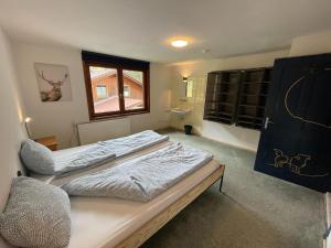 sypialnia z 2 łóżkami w pokoju z oknem w obiekcie Lovely Holiday Home in Mayrhofen with Garden and Whirlpool w Mayrhofen