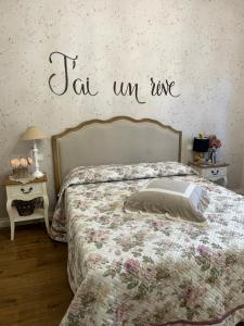 a bedroom with a bed with the words jat im love on the wall at La Casa Di Menny Maison de Campagne in Moneglia